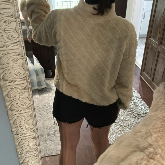 NWT - No Boundaries  Tan/Cream Quilted Faux Fur 1/2 Zip Pullover Size L - Picture 5 of 11